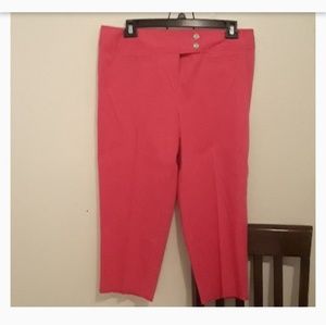 Super Cute Capri Pants w/Black n White Print ..